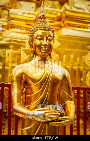 Oro statua di Buddha nel Wat Phra That Doi Suthep Foto Stock
