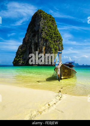 Barca dalla coda lunga sulla spiaggia, Thailandia Foto Stock