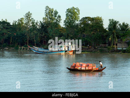 Il carico sul fiume Irrawaddy, Birmania Foto Stock