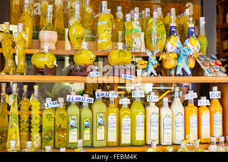 Limoncello bottiglie in esposizione in un negozio in Isola di Capri, Italia Foto Stock