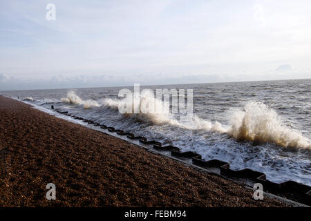 Onde che hanno rimbalzato fuori un seawall schiantarsi su onde in arrivo, Bawdsey traghetto, Suffolk, Regno Unito. Foto Stock