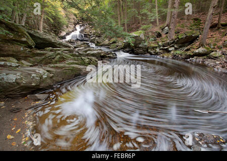 Una vista di Wahconah cade nel Berkshire montagne del Massachusetts occidentale. Foto Stock