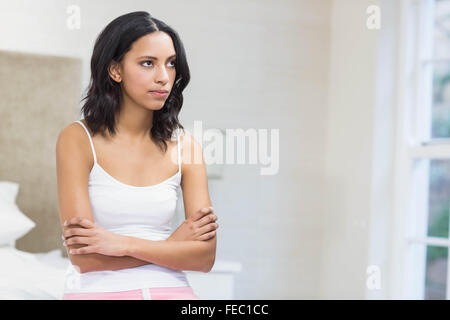 Sconvolto donna seduta sul letto dopo aver un argomento Foto Stock