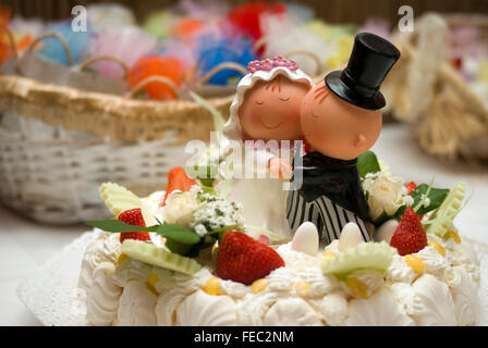 Comico sposa e lo sposo figurine sulla parte superiore della torta di nozze Foto Stock