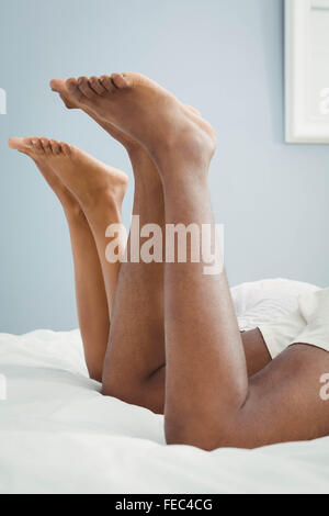 Close up di etnia paio di gambe Foto Stock