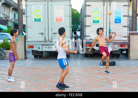 Thai uomini e ragazzi giocare Sepak Takraw o Kick volley a pallavolo gioco ma con i piedi a Bangkok, in Thailandia. Foto Stock