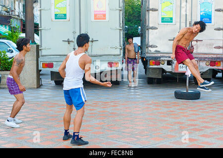 Thai uomini e ragazzi giocare Sepak Takraw o Kick volley a pallavolo gioco ma con i piedi a Bangkok, in Thailandia. Foto Stock