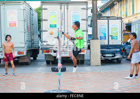 Thai uomini e ragazzi giocare Sepak Takraw o Kick volley a pallavolo gioco ma con i piedi a Bangkok, in Thailandia. Foto Stock