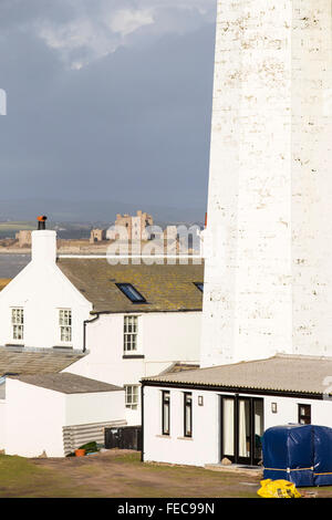 Il faro sulla punta meridionale di Walney Island, Cumbria, Regno Unito, guardando verso la Piel castello su Piel isola in background. Foto Stock