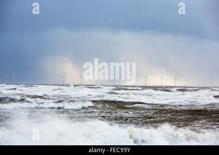 Tempesta onde Walney Island, Cumbria, Regno Unito, all indomani della tempesta Gertrude, che colpiscono il Regno Unito, con venti di fino a 132 mph vengono registrati. Foto scattata sabato 30 gennaio 2016. Il colpo è guardando verso l'Ormonde e Walney impianti eolici offshore. Foto Stock