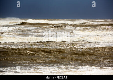 Tempesta onde Walney Island, Cumbria, Regno Unito, all indomani della tempesta Gertrude, che colpiscono il Regno Unito, con venti di fino a 132 mph vengono registrati. Foto Stock