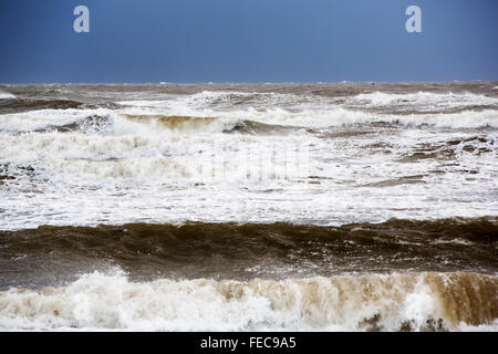 Tempesta onde Walney Island, Cumbria, Regno Unito, all indomani della tempesta Gertrude, che colpiscono il Regno Unito, con venti di fino a 132 mph vengono registrati. Foto Stock