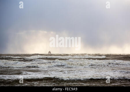 Tempesta onde Walney Island, Cumbria, Regno Unito, all indomani della tempesta Gertrude, che colpiscono il Regno Unito, con venti di fino a 132 mph vengono registrati. Foto Stock