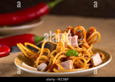 Spaghetti con sugo di pomodoro e carne e nella forcella Foto Stock