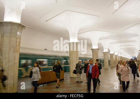 Piattaforma di Kropotkinskaya La stazione della metropolitana di Mosca, Russia Foto Stock