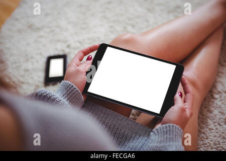 Al di sopra della spalla della donna utilizzando tablet Foto Stock