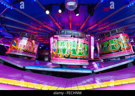 Giostre. Il Waltzer giro in fiera d'oca, Nottingham, Inghilterra, Regno Unito Foto Stock