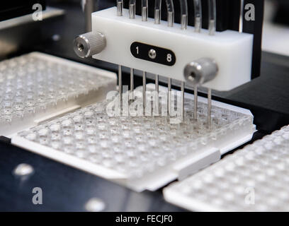 Dassow, Germania. 05 feb 2016. Una macchina produce piastre da microtitolazione per la prova ELISA (ELISA: saggio di immunoassorbimento enzimatico) presso un laboratorio della società Euroimmun in Dassow, Germania, 05 febbraio 2016. Le autorità brasiliane utilizzare tecnologie diagnostiche prodotte dalla società tedesca Euroimmun AG nella lotta contro il virus di Zika. Foto: Daniel Bockwoldt/dpa/Alamy Live News Foto Stock