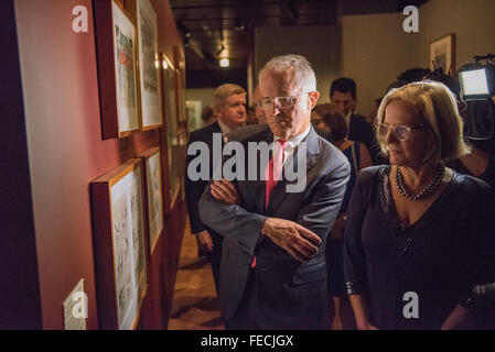 A Canberra, Australia. 5 febbraio, 2016. Il Primo Ministro australiano Malcolm Turnbull (L, anteriore) e sua moglie Lucia tour del Celeste Impero mostra presso la cerimonia ufficiale di apertura del Celeste Impero mostra presso la Biblioteca Nazionale dell'Australia, Canberra, capitale dell'Australia, Febbraio 5, 2016. Alcune voci 170, 88 dei quali sono da parte cinese di biblioteca nazionale, sono disposti in una mostra sulla Cina l'ultimo impero, la Dinastia Qing (1644-1911). Credito: Justin Qian/Xinhua/Alamy Live News Foto Stock