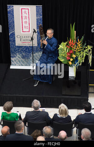 A Canberra, Australia. 5 febbraio, 2016. Un musicista esegue il tradizionale strumento cinese presso la cerimonia ufficiale di apertura del Celeste Impero mostra presso la Biblioteca Nazionale dell'Australia, Canberra, capitale dell'Australia, Febbraio 5, 2016. Alcune voci 170, 88 dei quali sono da parte cinese di biblioteca nazionale, sono disposti in una mostra sulla Cina l'ultimo impero, la Dinastia Qing (1644-1911). Credito: Justin Qian/Xinhua/Alamy Live News Foto Stock