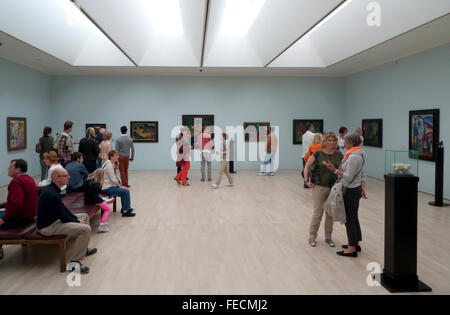 Vista della galleria sala con dipinti della collezione Der Blaue Reiter nella Lenbachhaus Art Museum di Monaco di Baviera, Germania Foto Stock