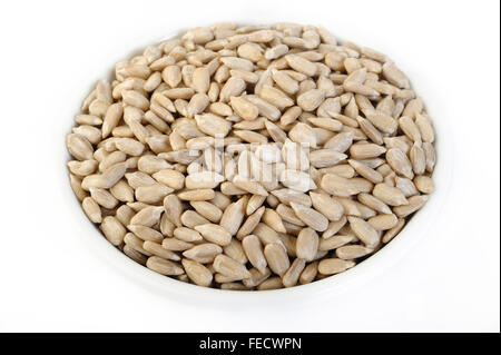 Sbucciate i semi di girasole in vaschetta bianca Foto Stock