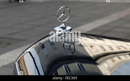 Emblema di Mercedes-Benz auto sulla tradizionale timer di vecchie vetture rally a Zagabria in Croazia il 25 Feb 2012 Foto Stock