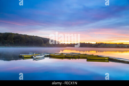 L'alba di un nuovo giorno al di sopra del serbatoio. Foto Stock