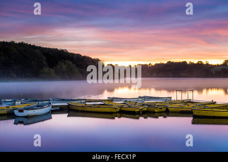 L'alba di un nuovo giorno al di sopra del serbatoio. Foto Stock