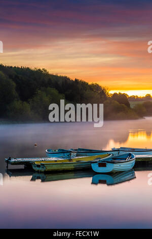 L'alba di un nuovo giorno al di sopra del serbatoio. Foto Stock