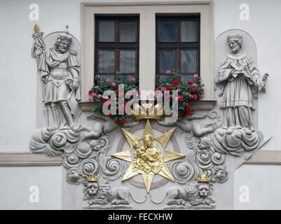 Praga, Casa del Golden Well, Madonna col Bambino circondata dai santi sulla facciata della casa a Praga Foto Stock