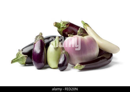Composizione di differenti melanzane su sfondo bianco Foto Stock