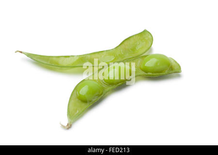 Fresco verde fagioli di soia in un pod su sfondo bianco Foto Stock