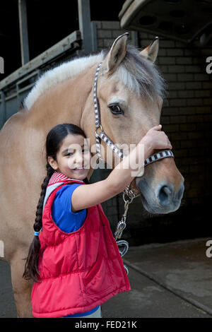 Ritratto di una bambina con il suo pony preferito Foto Stock