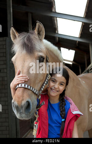 Ritratto di una bambina con il suo pony preferito Foto Stock