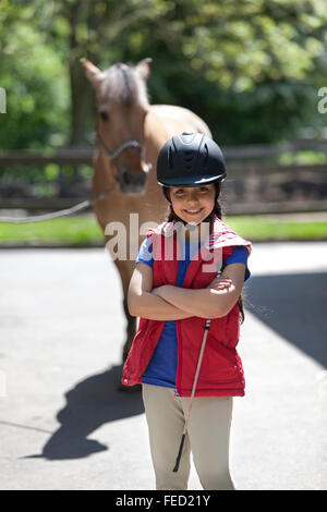 Ritratto di una bambina con il suo pony preferito Foto Stock