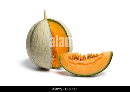 Fresche e mature di melone Charentais con un pezzo su sfondo bianco Foto Stock