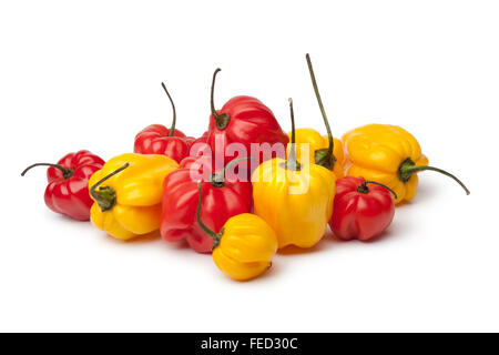 Freschi di colore giallo e rosso Scotch Bonnet il peperoncino su sfondo bianco Foto Stock