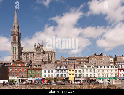 Città di Cobh e Coleman's Cathedral, Cobh, nella contea di Cork, Irlanda. Foto Stock
