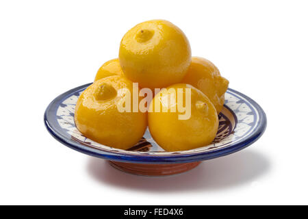 Ciotola con marocchino conserva di limoni su sfondo bianco Foto Stock