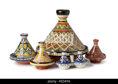 Marocchino tradizionale gli ingredienti di base di una tagine su sfondo bianco Foto Stock