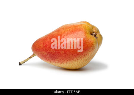 Single mature succosa pera su sfondo bianco Foto Stock