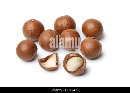 Noci di macadamia su sfondo bianco Foto Stock