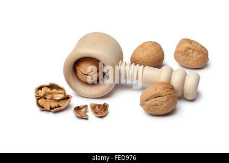 Le noci fresche e schiaccianoci in legno su sfondo bianco Foto Stock