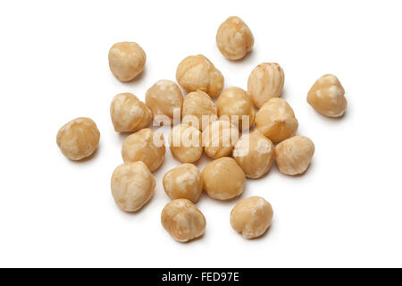 Freschi sbucciati noci macadamia su sfondo bianco Foto Stock