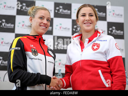 Leipzig, Germania. 05 feb 2016. Il tedesco giocatore di tennis Angelique Kerber (L) scuote le mani con Swiss Tennis player Belinda Bencic dopo il pareggio cerimonia del tennis Fed Cup World Cup tra la Germania e la Svizzera a Leipzig, Germania, 05 febbraio 2016. Foto: Jan Woitas/dpa/Alamy Live News Foto Stock