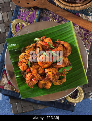 Tawa gamberi. Fritti speziati masala gamberi. India cibo Foto Stock