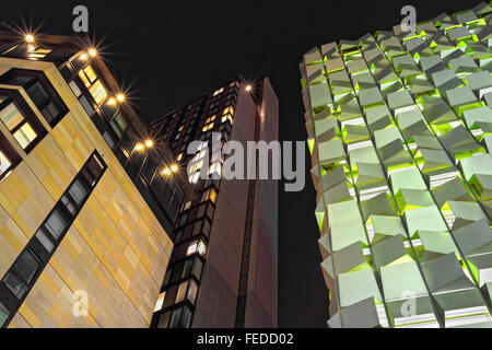 UK,South Yorkshire,Sheffield,Millennium Square edifici di notte Foto Stock