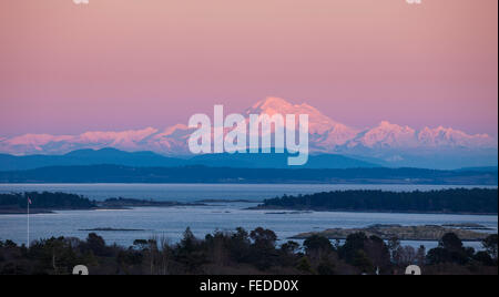 Vista dal Belvedere di Gonzales cerca su Oak Bay verso il Monte Baker al tramonto-Victoria, British Columbia, Canada. Foto Stock