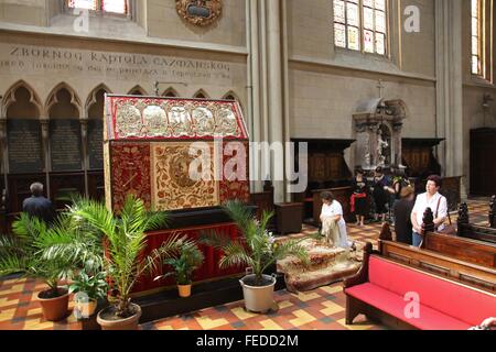 Il Venerdì Santo, la gente a pregare davanti a Dio la tomba nella cattedrale di Zagabria Foto Stock